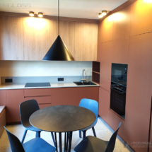 Угловая кухня с коричневыми крашеными фасадами и серой столешницей